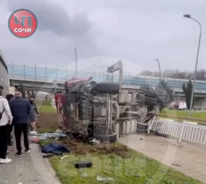 В Сочи с дороги слетел самосвал